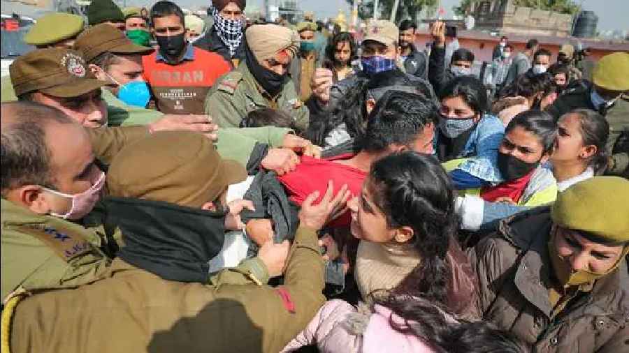 Several job aspirants protesting against APTECH Ltd detained in Jammu