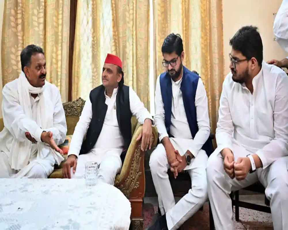 Akhilesh visits Mukhtar Ansari's family in Ghazipur, raises suspicion over gangster-neta's death