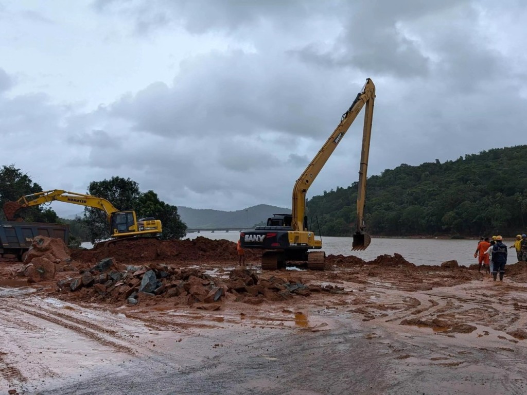 Search for missing Kerala driver in Ankola landslide continues with advanced technology