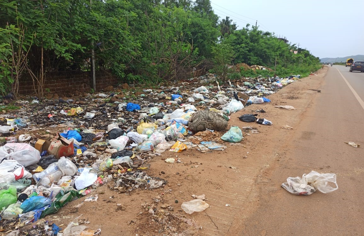 Trash piles along National Highway tarnish Bhatkal's beauty; People forced to pass with noses pinched