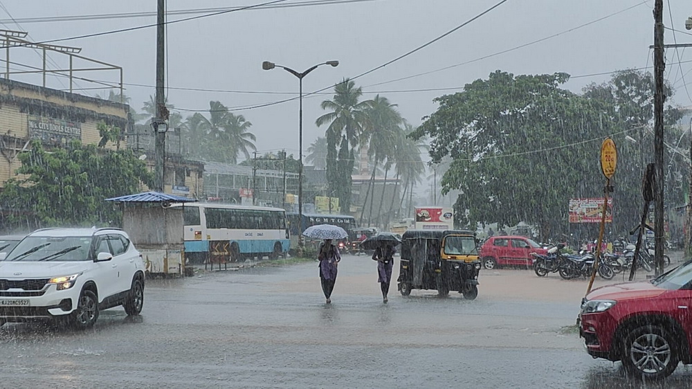 Heavy rain predicted in Andhra Pradesh, Tamil Nadu, Kerala, and Karnataka untill Nov 15