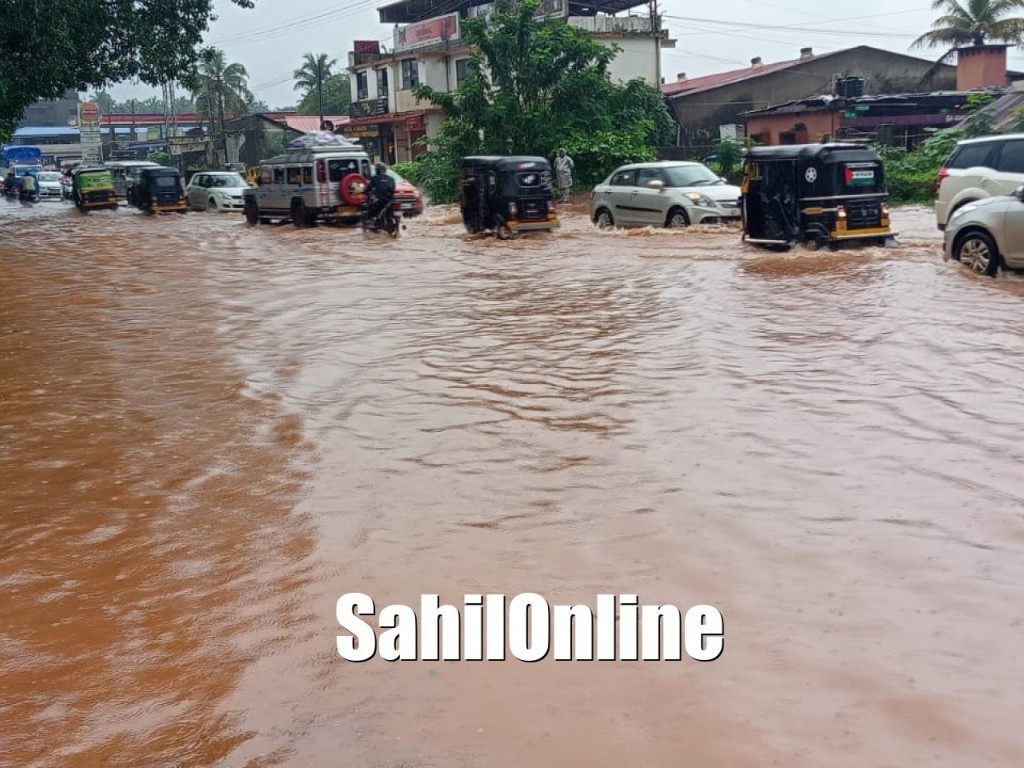 Heavy rain causes severe waterlogging and damage in Bhatkal; schools and colleges closed on Monday