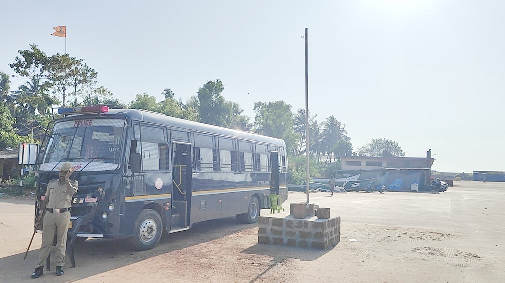 Bhatkal: Unauthorized flag and nameplate removed again at Tengingundi port under police supervision