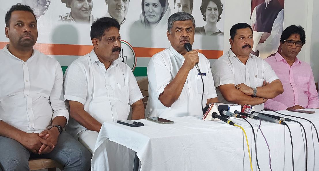 Karnataka CM visiting temples to atone for his sins: Hariprasad