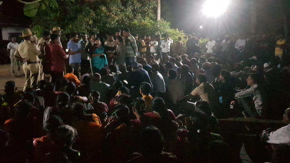 Fishermen stage dharna outside minister Mankal's residence in Murdeshwar in opposition to survey in Tonka, Honnavar