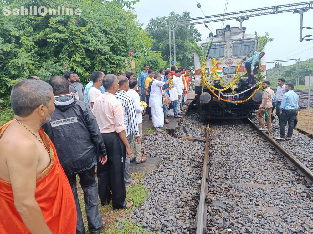 Hyderabad-Mangalore Express Extended to Murdeshwar; Warm Reception at Bhatkal