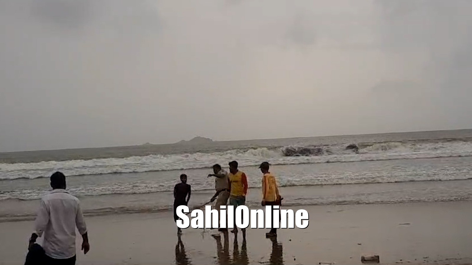 Tourists flout safety warnings amid heavy rains at Karwar beach