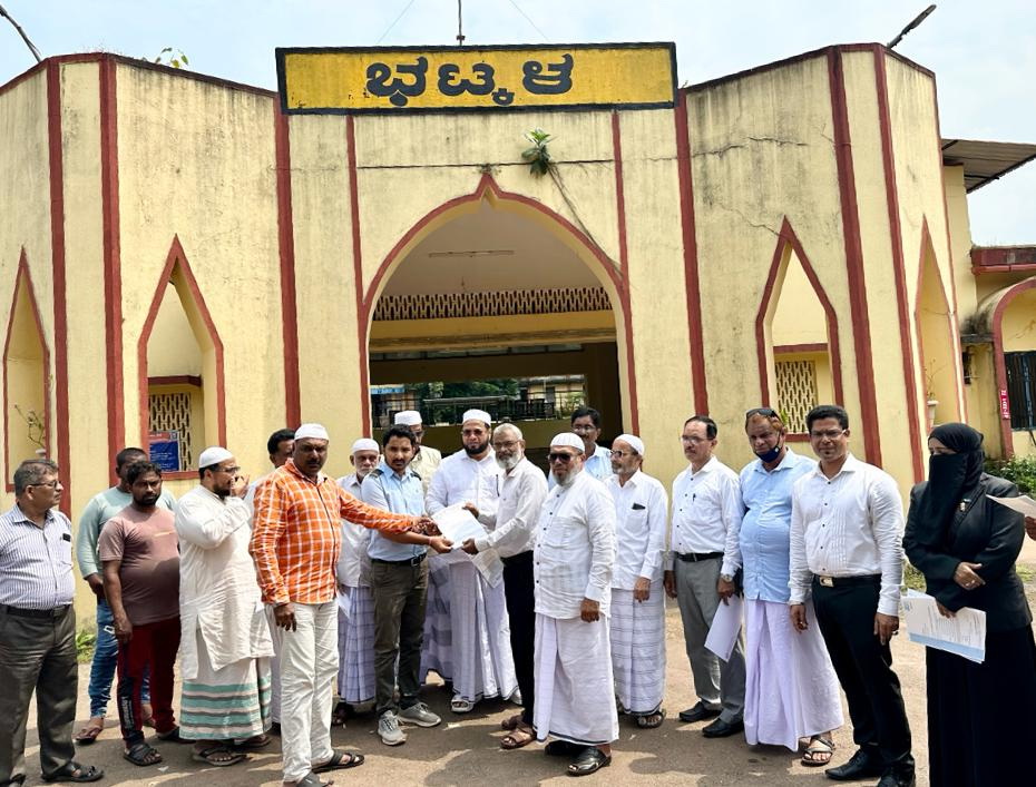 Leaders Advocate for Bhatkal Stoppage on Key Train Routes, Present Memorandum to Railway Authorities