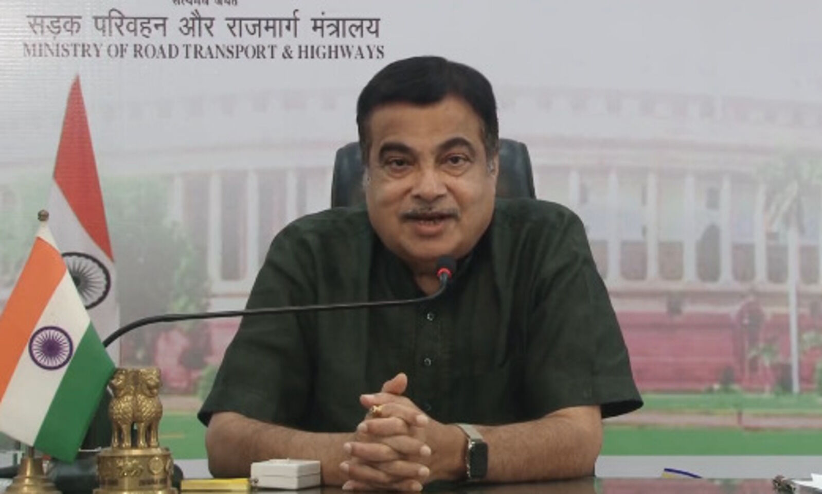 Gadkari advocates publishing photos of Pan Masala spitters in newspapers during 'Swacch Bharat Abhiyan' Event