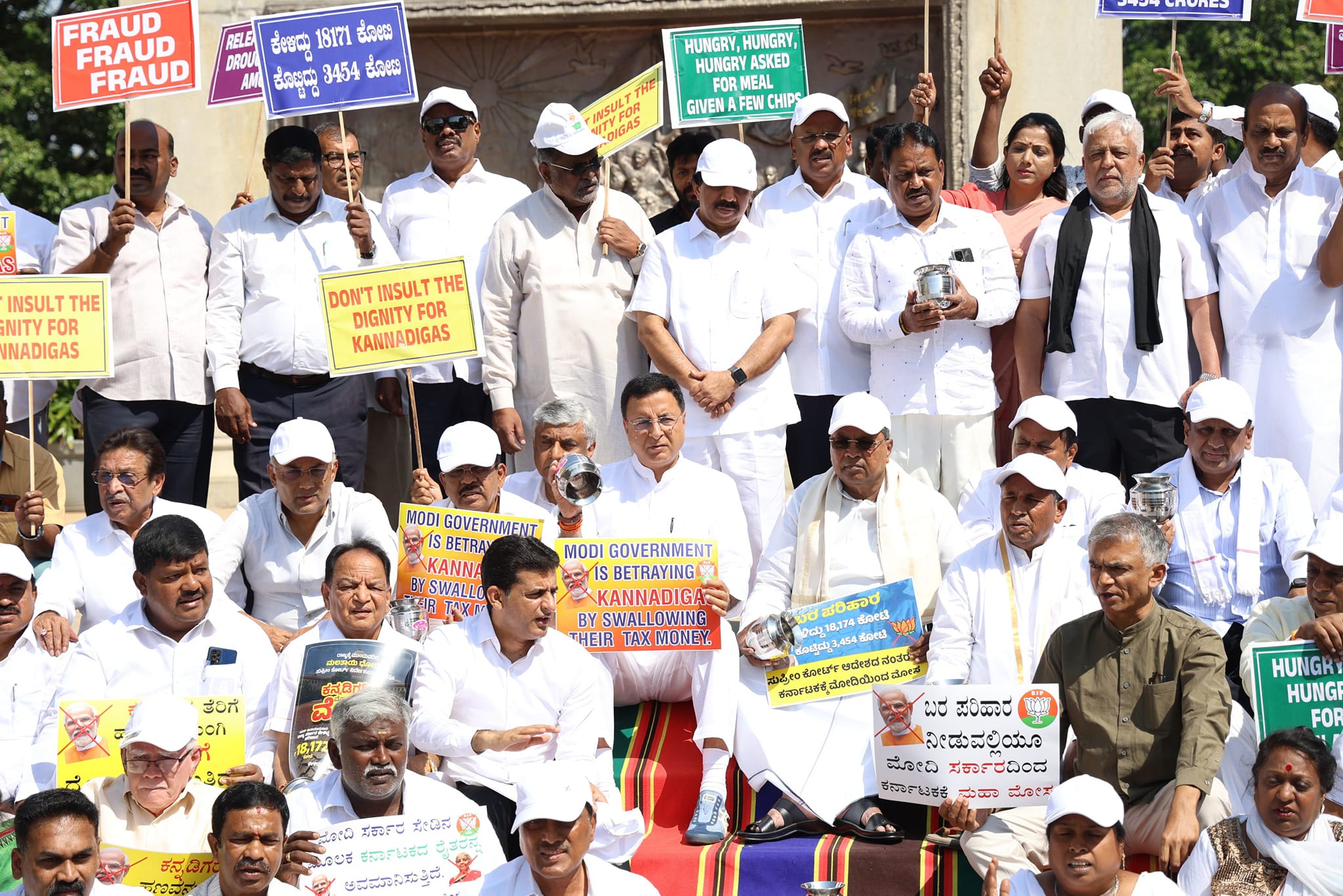 K'taka CM holds dharna protesting Centre's 'injustice' over drought funds