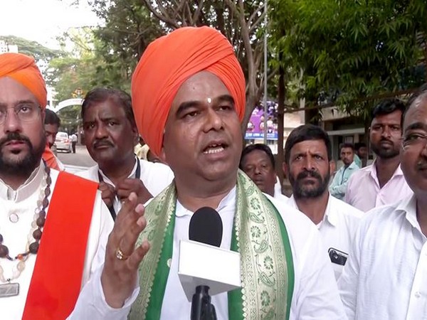 Lingayat seer Dingaleshwar Swami withdraws nomination from Dharwad Lok Sabha seat