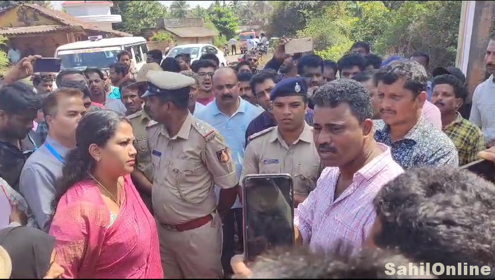 Fisherfolk clash with officials over CRZ survey in Honnavar's Tonka port; Tensions escalate with mild lathi charge