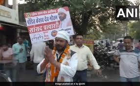 UP Lok Sabha Candidate Seeks Vote With Garland Of Slippers Around His Neck